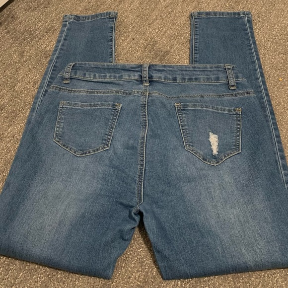 EUC Juniors Size 9 Distressed Jean Bee & Ceci Los Angeles Medium Wash - Picture 10 of 11